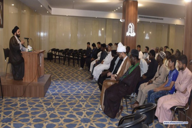 زار دار العلم للامام الخوئي وفد من مركز الوارث للبحوث والدراسات - التابع للعتبة الحسينية المقدسة - متكون ٧٥ باحثا وطالبا من داخل العراق وخارجه مساء هذا اليوم في مدرسة دار العلم و مكتبة الامام الخوئي العامة وقد رافق مدير المكتبة الوفد مبينا لهم النظام والا