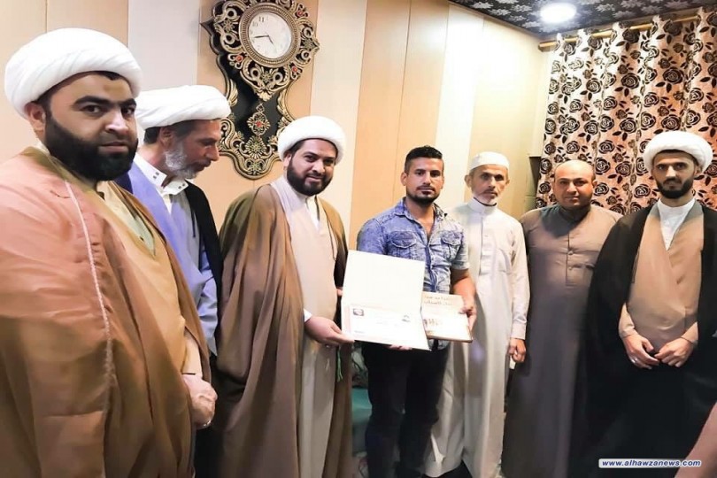 كاسب يتطوع لتغليف أعمدة الكهرباء والمرجع اليعقوبي يثمن مبادرته ويوعز بتكريمه