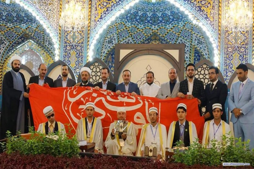 راية المولى أبيّ الفضل العباس تعانق راية أمير المؤمنين (عليه السلام)