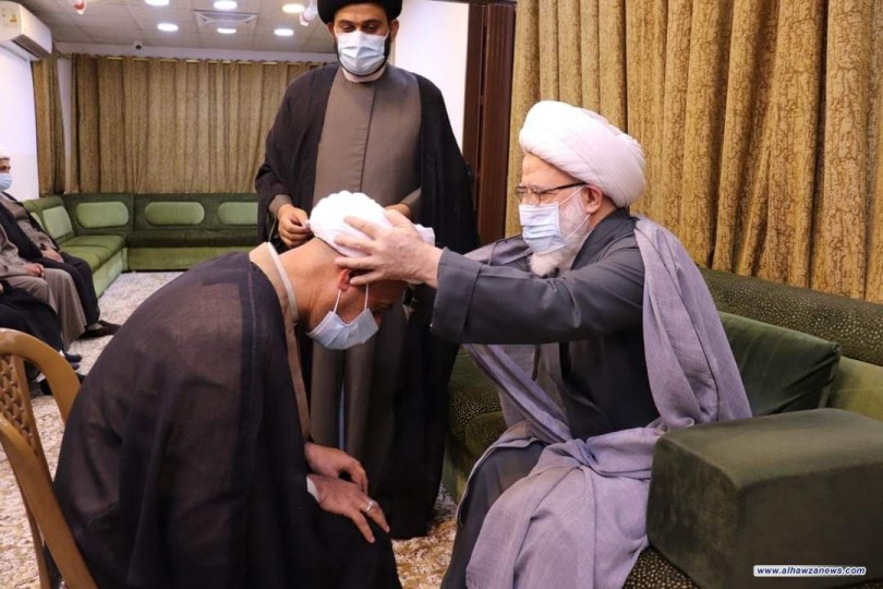 المرجع اليعقوبي يقلد مجموعة من طلبة العلوم الدينية بالزي الحوزوي المبارك