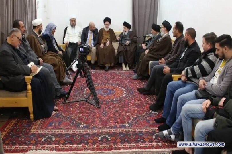 سماحة المرجع السيد الحكيم يستقبل مجموعة من المستبصرين في أوربا، ومن ضمنهم شاب فرنسي يعلن إسلامه، ويوصي (مدّ ظله) بالتحصن بالأحكام الشرعية وأن يكونوا من المحسنين .