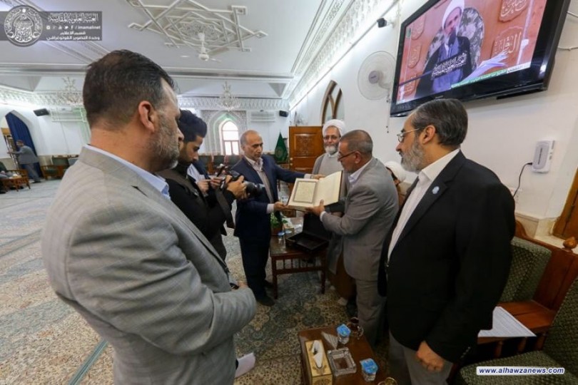 العتبة العلوية المقدسة تتسلّم نسخة من القرآن الكريم مخطوطة بأنامل (300) شخص من كبار السن
