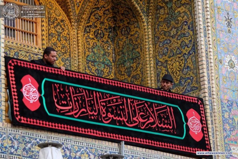 أرجاء مرقد أمير المؤمنين (ع) تتشح بمعالم الحزن والسواد إيذاناً بحلول شهر محرم الحرام