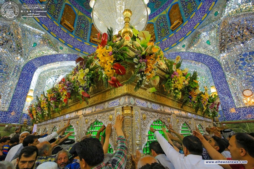 بالصور .. تزيين أرجاء مرقد أمير المؤمنين (ع) بالورود الطبيعية تمهيدا للاحتفال بمراسم ولادة المهدي المنتظر (عجل الله تعالى فرجه الشريف)