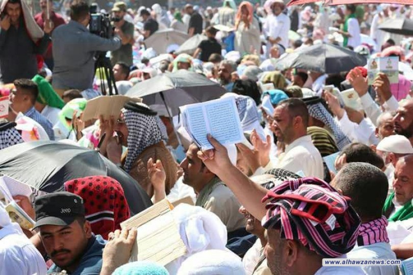 عشرات الآلاف من المؤمنين يؤدّون مراسيم دعاء عرفة للإمام الحسين(عليه السلام) في ساحة ما بين الحرمين الشريفين..